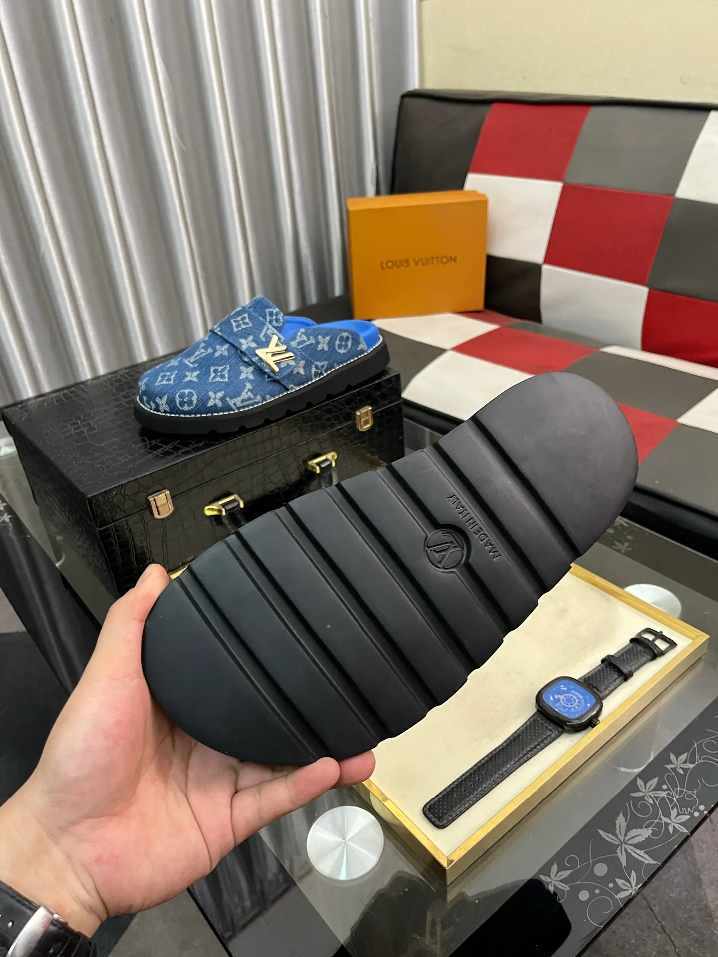 Men's men's shoes 💰420⌚️⌚️lv new Baotou half-slippers winterbreak comfert flat slippers lv letter and monogram floral embellished leather pattern, with sheepskin lining, suitable for indoor and outdoor wear. The water table is made of high-density foam material, which is light and comfortable. The sole has a certain thickness and the anti-aging effect is also good! Premium size: 38-444️⃣Colors available